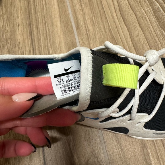 Nike Free Runs - Picture 4 of 4